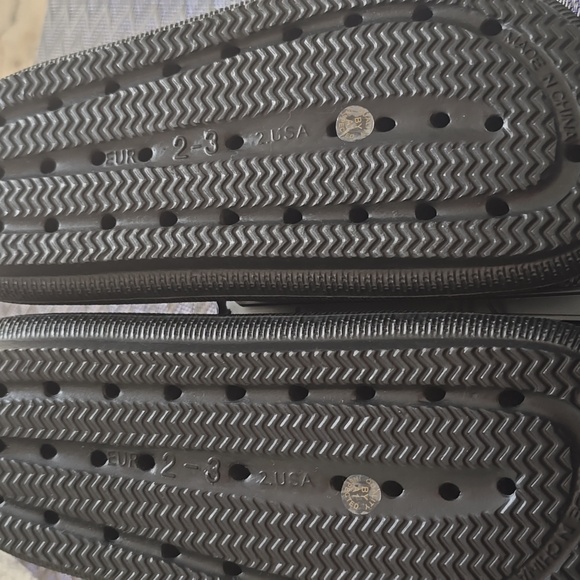 THEREABOUTS BRAND GIRLS BLACK SLIDE SANDALS SIZE 2-3 - Picture 7 of 10